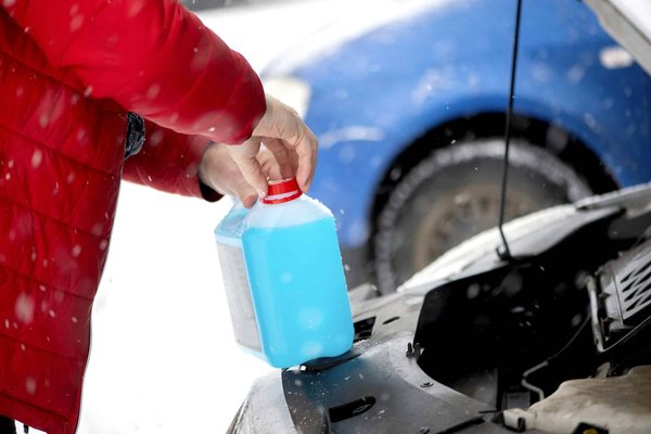 What's the Best Method for Flushing and Replacing Coolant in a Nissan Pathfinder?