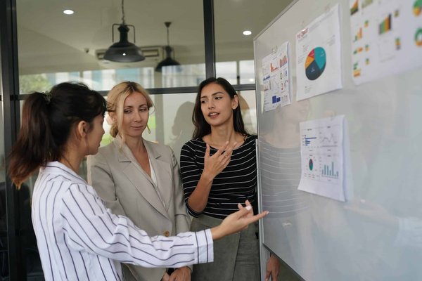 What's the Best Way to Combine Solar Panels with a Green Roof for Maximum Environmental Benefit?